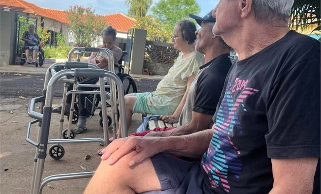 Roda de historia e lanche da manh� no jardim