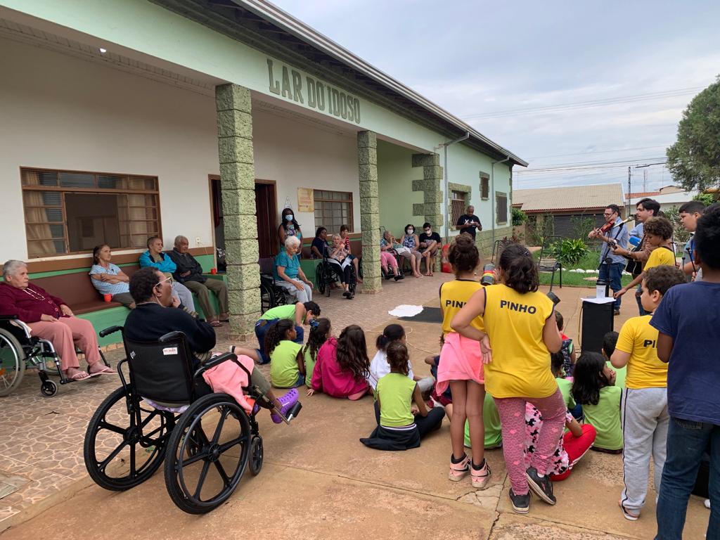Crianas de Bebedouro levam msica para idosos institucionalizados 